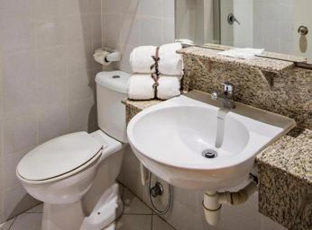 Hotel Zamburger Wira Куала Лумпур Екстериор снимка